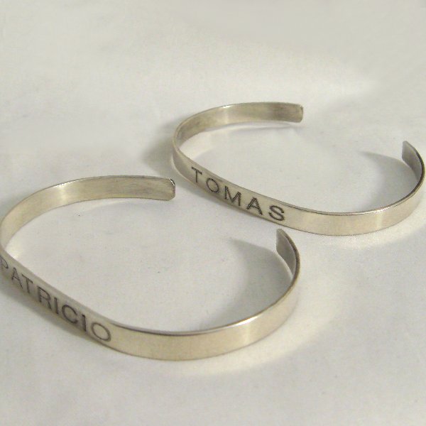 (b1237)Silver clamp bracelet with engraved name.